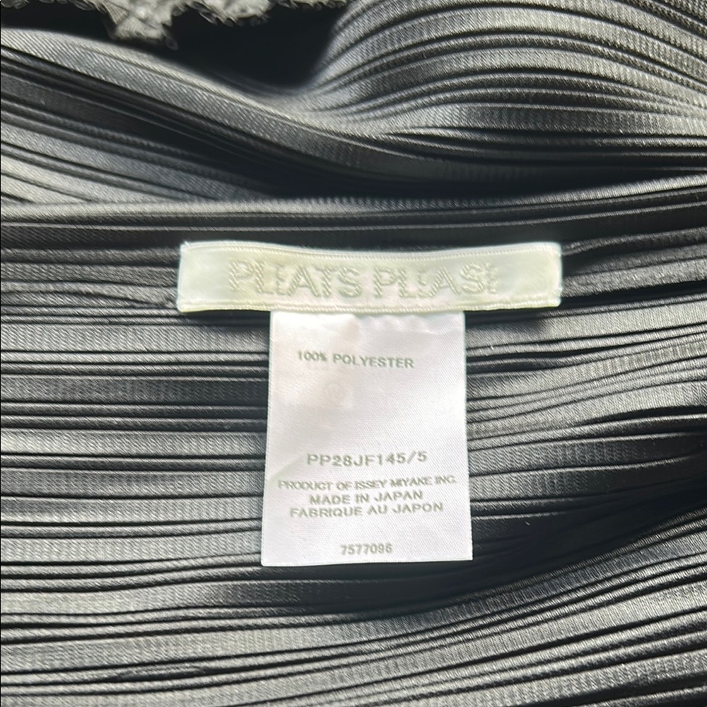 Issey Miyake Black Ankle Cropped Pants - Picture 3 of 13